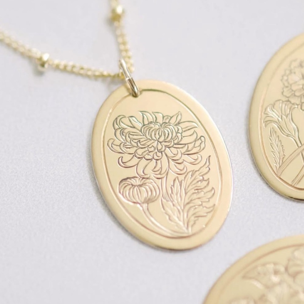 November Birth Month Chrysanthemum Flower Necklace in Yellow Gold